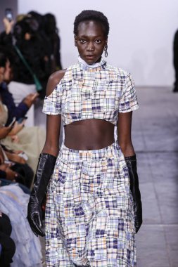 New York, Ny - 10 Şubat: Bir model New York Moda Haftası sırasında Mark Gong defile için pist yürüyor: Şubat'ta Industria Studios Gösterir 10, 2019 Nyc