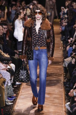New York, New York - 13 Şubat: Bir model Şubat'ta New York Moda Haftası sırasında Michael Kors defilesinde podyumda yürüyor 13, 2019 Nyc