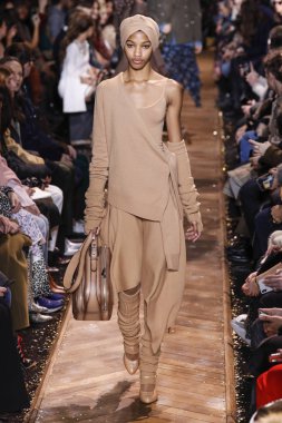 New York, New York - 13 Şubat: Bir model Şubat'ta New York Moda Haftası sırasında Michael Kors defilesinde podyumda yürüyor 13, 2019 Nyc