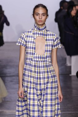 New York, Ny - 10 Şubat: Bir model New York Moda Haftası sırasında Mark Gong defile için pist yürüyor: Şubat'ta Industria Studios Gösterir 10, 2019 Nyc