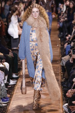 New York, New York - 13 Şubat: Bir model Şubat'ta New York Moda Haftası sırasında Michael Kors defilesinde podyumda yürüyor 13, 2019 Nyc