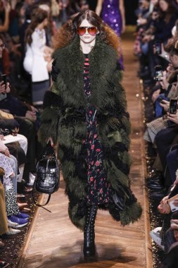New York, New York - 13 Şubat: Bir model Şubat'ta New York Moda Haftası sırasında Michael Kors defilesinde podyumda yürüyor 13, 2019 Nyc