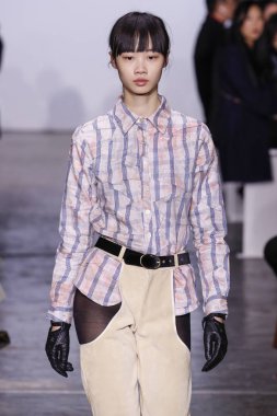 New York, Ny - 10 Şubat: Bir model New York Moda Haftası sırasında Mark Gong defile için pist yürüyor: Şubat'ta Industria Studios Gösterir 10, 2019 Nyc