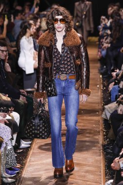 New York, New York - 13 Şubat: Bir model Şubat'ta New York Moda Haftası sırasında Michael Kors defilesinde podyumda yürüyor 13, 2019 Nyc
