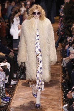 New York, New York - 13 Şubat: Bir model Şubat'ta New York Moda Haftası sırasında Michael Kors defilesinde podyumda yürüyor 13, 2019 Nyc