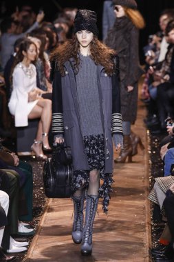 New York, New York - 13 Şubat: La Julian 13 Şubat 2019'da New York Moda Haftası sırasında Michael Kors defilesinde podyumda yürüyor 