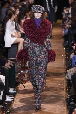 New York, New York - 13 Şubat: Giselle Norman 13 Şubat 2019'da New York Moda Haftası sırasında Michael Kors defilesinde podyumda yürüyor