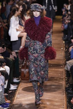 New York, New York - 13 Şubat: Giselle Norman 13 Şubat 2019'da New York Moda Haftası sırasında Michael Kors defilesinde podyumda yürüyor