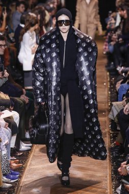 New York, New York - 13 Şubat: Bir model Şubat'ta New York Moda Haftası sırasında Michael Kors defilesinde podyumda yürüyor 13, 2019 Nyc