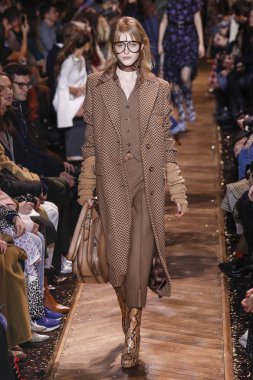 New York, New York - 13 Şubat: Hannah Motler 13 Şubat 2019'da New York Moda Haftası sırasında Michael Kors defilesinde podyumda yürüyor