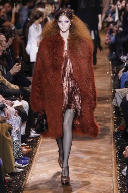 New York, New York - 13 Şubat: Bir model Şubat'ta New York Moda Haftası sırasında Michael Kors defilesinde podyumda yürüyor 13, 2019 Nyc