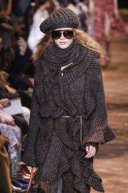 New York, New York - 13 Şubat: Bir model Şubat'ta New York Moda Haftası sırasında Michael Kors defilesinde podyumda yürüyor 13, 2019 Nyc