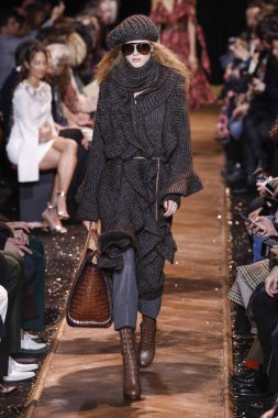 New York, New York - 13 Şubat: Bir model Şubat'ta New York Moda Haftası sırasında Michael Kors defilesinde podyumda yürüyor 13, 2019 Nyc