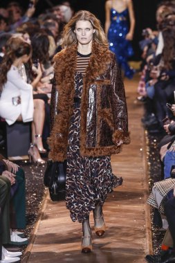 New York, New York - 13 Şubat: Lexi Boling Şubat'ta New York Moda Haftası sırasında Michael Kors defilesinde podyumda yürüyor 13, 2019 Nyc