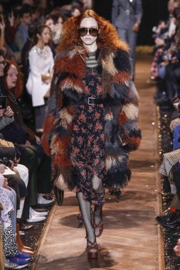 New York, New York - 13 Şubat: Kiki Willems Şubat'ta New York Moda Haftası sırasında Michael Kors defilesinde podyumda yürüyor 13, 2019 Nyc