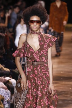 New York, New York - 13 Şubat: Bir model Şubat'ta New York Moda Haftası sırasında Michael Kors defilesinde podyumda yürüyor 13, 2019 Nyc