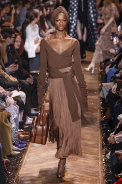 New York, New York - 13 Şubat: Bir model Şubat'ta New York Moda Haftası sırasında Michael Kors defilesinde podyumda yürüyor 13, 2019 Nyc