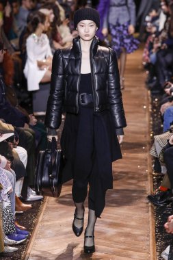 New York, New York - 13 Şubat: Bir model Şubat'ta New York Moda Haftası sırasında Michael Kors defilesinde podyumda yürüyor 13, 2019 Nyc