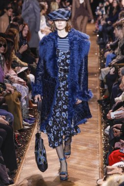 New York, New York - 13 Şubat: Bir model Şubat'ta New York Moda Haftası sırasında Michael Kors defilesinde podyumda yürüyor 13, 2019 Nyc
