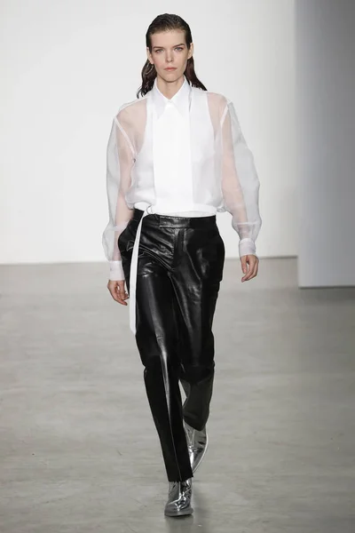 2月11日 2019年2月11日 一位模特在纽约市Helmut Lang 19男女系列时装秀上行走 — 图库照片