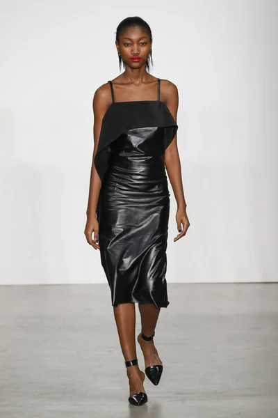 11일 2019년 11일 뉴욕에서 헬무트 컬렉션에서 모델이 런웨이를 — 스톡 사진
