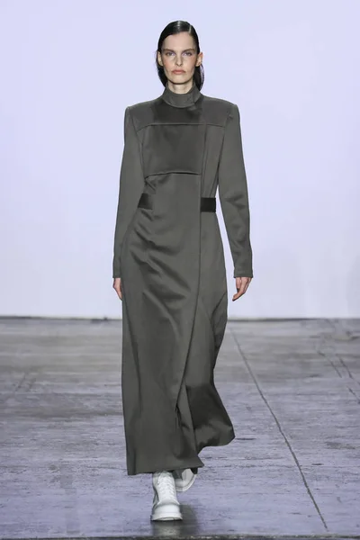 ニューヨーク ニューヨーク 2月07日 モデルはNyfwの間にホーガンマクラフリンファッションショーの滑走路を歩く 2019年2月7日にニューヨークのインダストリアスタジオでショー — ストック写真