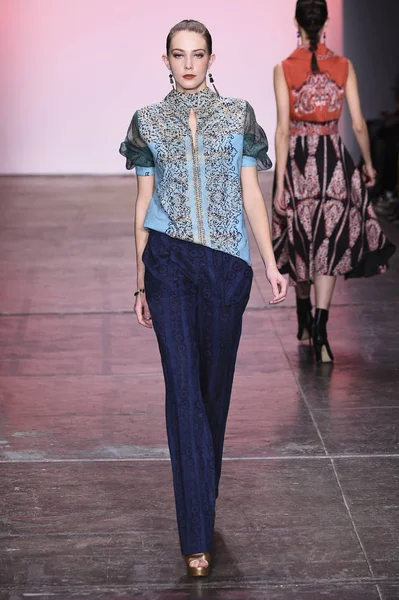 New York February Model Walks Runway Alleira Batik Indonesian Diversity — Stock Photo, Image