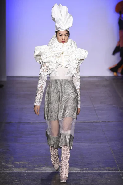 New York Februar Model Walks 2Madison Avenue Indonesian Diversity Fw19 — Stockfoto