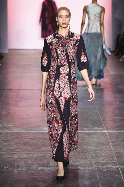 在印度尼西亚多样性 Fw19 系列期间为 Alleira Batik 的模特走跑道 2019 日在纽约工业工作室的演出 — 图库照片