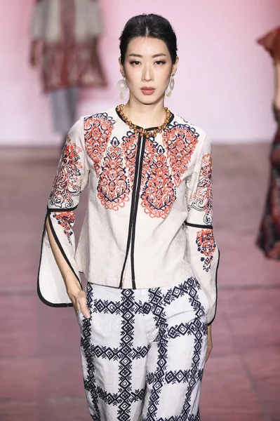 New York Februari Model Wandelingen Runway Voor Alleira Batik Tijdens — Stockfoto