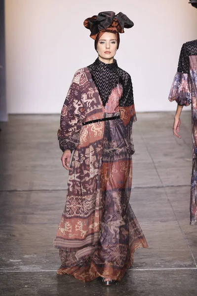 New York February Model Walks Runway Itang Yunasz Indonesian Diversity — Stock Photo, Image
