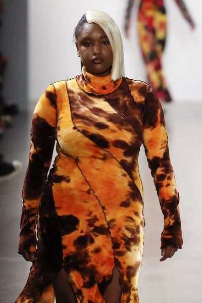 New York Februari Modell Går Banan För Kim Shui Fashion — Stockfoto