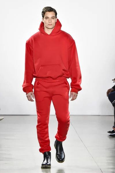 ニューヨーク ニューヨーク 2月10日 モデルはNyfwの間にラクアンスミスのファッションショーの滑走路を歩く 2019年2月10日にニューヨークのスプリングスタジオでギャラリーIiでショー — ストック写真