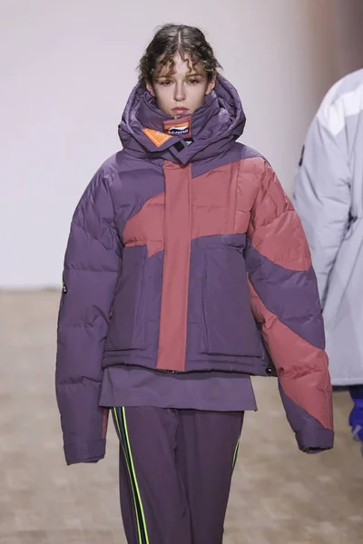 ニューヨーク ニューヨーク 2月12日 モデルはNyfwの間にLi Ning秋 冬2019ショー中に滑走路を歩く 2019年2月12日にニューヨークでインダストリアスタジオでショー — ストック写真