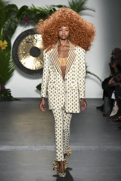 New York Februari Model Loopt Landingsbaan Voor Laurence Chico Modeshow — Stockfoto