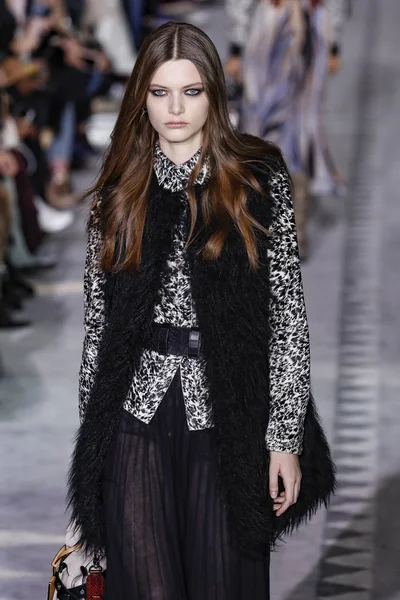 New York February Louise Robert Walks Runway Longchamp Fw19 Runway — Stock Photo, Image