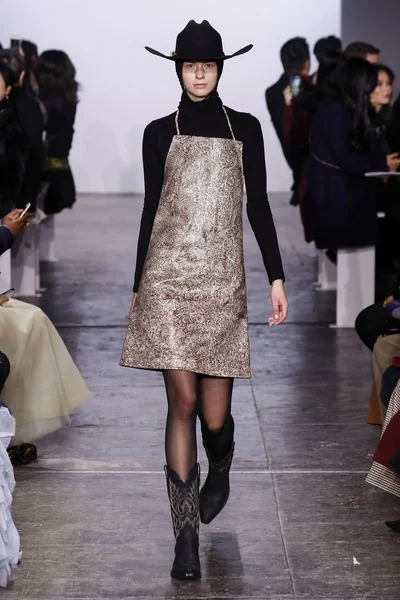 ニューヨーク ニューヨーク 2月10日 モデルは ニューヨークファッションウィーク中にマークゴングファッションショーの滑走路を歩く 2019年2月10日にニューヨークのインダストリアスタジオでショー — ストック写真