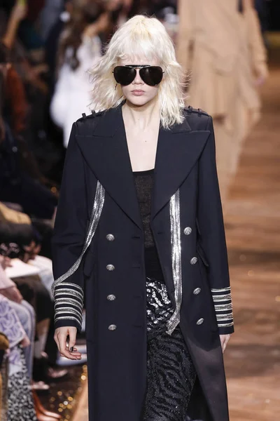 New York, New York - 13 Şubat: Marjan Jonkman 13 Şubat 2019'da New York Moda Haftası sırasında Michael Kors defilesinde podyumda yürüyor.