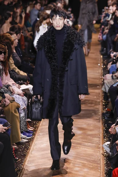 13일 2019년 13일 뉴욕에서 마이클 코어스 패션쇼에서 모델이 런웨이를 — 스톡 사진