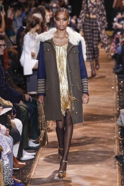 New York, New York - 13 Şubat: Bir model Şubat'ta New York Moda Haftası sırasında Michael Kors defilesinde podyumda yürüyor 13, 2019 Nyc