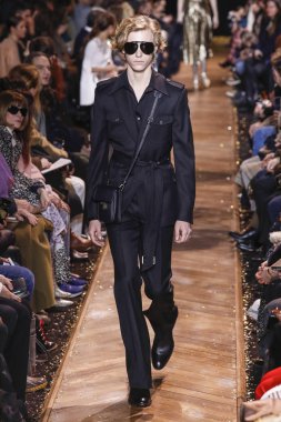New York, New York - 13 Şubat: Bir model Şubat'ta New York Moda Haftası sırasında Michael Kors defilesinde podyumda yürüyor 13, 2019 Nyc
