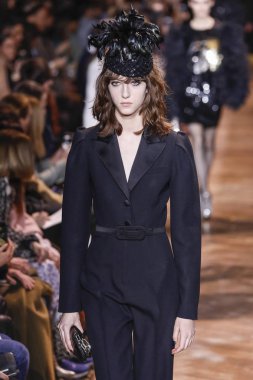 New York, New York - 13 Şubat: Bir model Şubat'ta New York Moda Haftası sırasında Michael Kors defilesinde podyumda yürüyor 13, 2019 Nyc