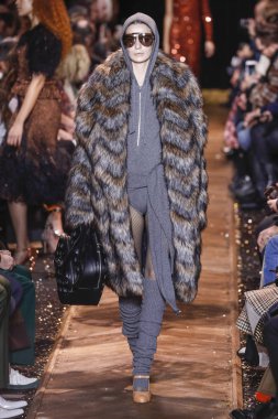 New York, New York - 13 Şubat: Bir model Şubat'ta New York Moda Haftası sırasında Michael Kors defilesinde podyumda yürüyor 13, 2019 Nyc