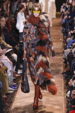 New York, New York - 13 Şubat: Bente Oort 13 Şubat 2019'da New York Moda Haftası sırasında Michael Kors defilesinde podyumda yürüyor.