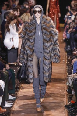 New York, New York - 13 Şubat: Bir model Şubat'ta New York Moda Haftası sırasında Michael Kors defilesinde podyumda yürüyor 13, 2019 Nyc