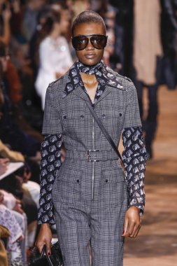 New York, New York - 13 Şubat: Bir model Şubat'ta New York Moda Haftası sırasında Michael Kors defilesinde podyumda yürüyor 13, 2019 Nyc