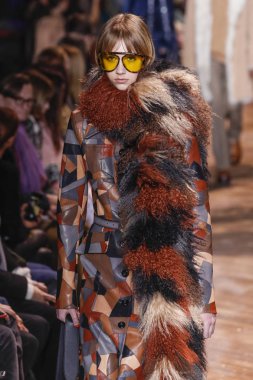 New York, New York - 13 Şubat: Bente Oort 13 Şubat 2019'da New York Moda Haftası sırasında Michael Kors defilesinde podyumda yürüyor.