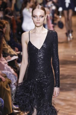 New York, New York - 13 Şubat: Bir model Şubat'ta New York Moda Haftası sırasında Michael Kors defilesinde podyumda yürüyor 13, 2019 Nyc