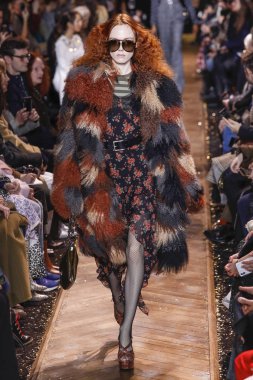 New York, New York - 13 Şubat: Kiki Willems Şubat'ta New York Moda Haftası sırasında Michael Kors defilesinde podyumda yürüyor 13, 2019 Nyc