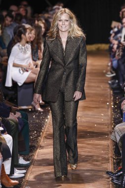 New York, New York - 13 Şubat: Patti Hansen 13 Şubat 2019'da New York Moda Haftası sırasında Michael Kors defilesinde podyumda yürüyor.
